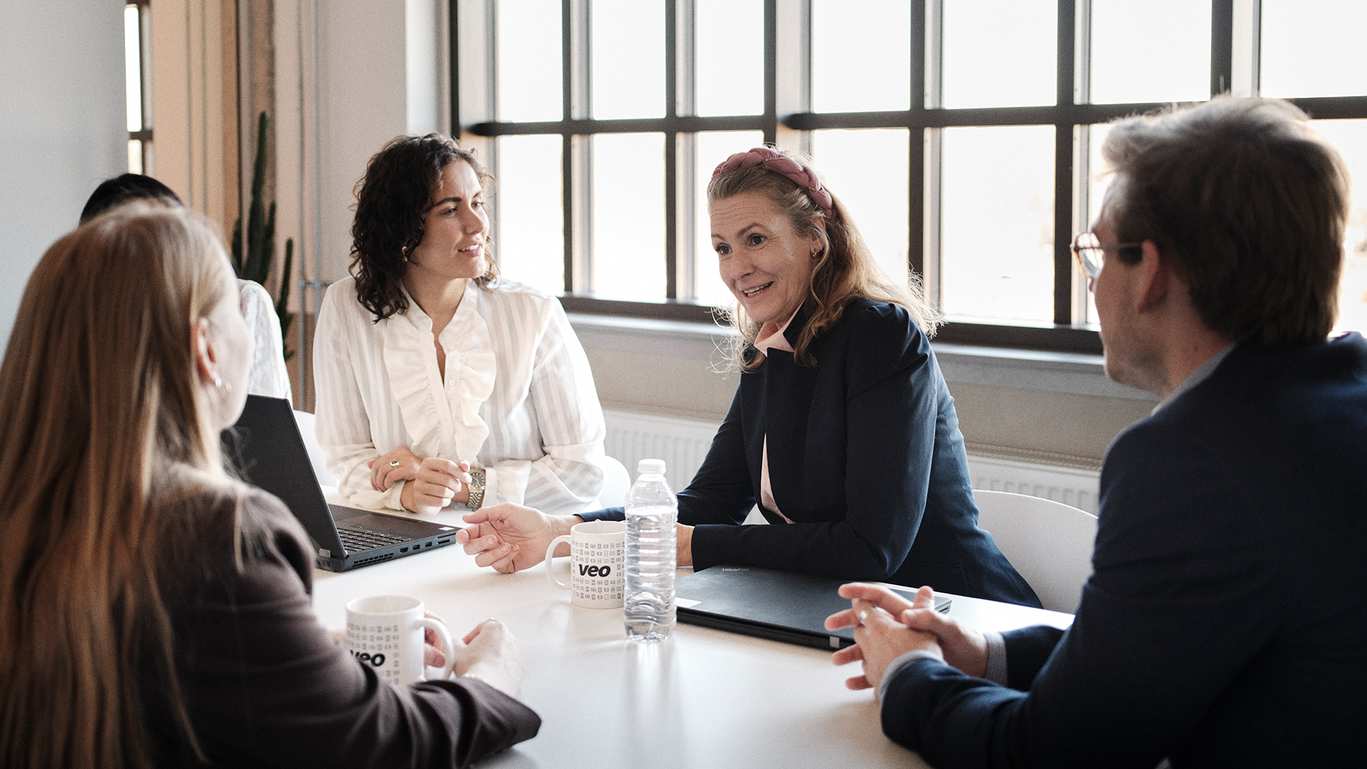 Moment medarbejdere i kontor