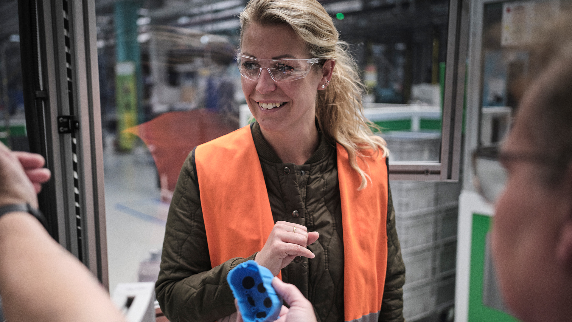 kvindelig vikar på fabrik