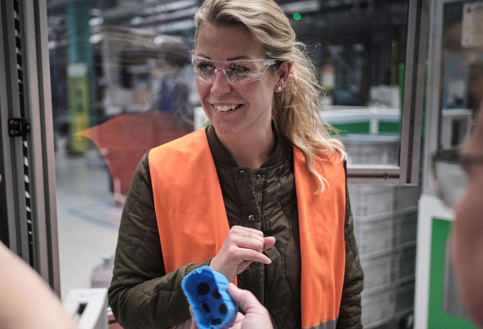 kvindelig vikar på fabrik